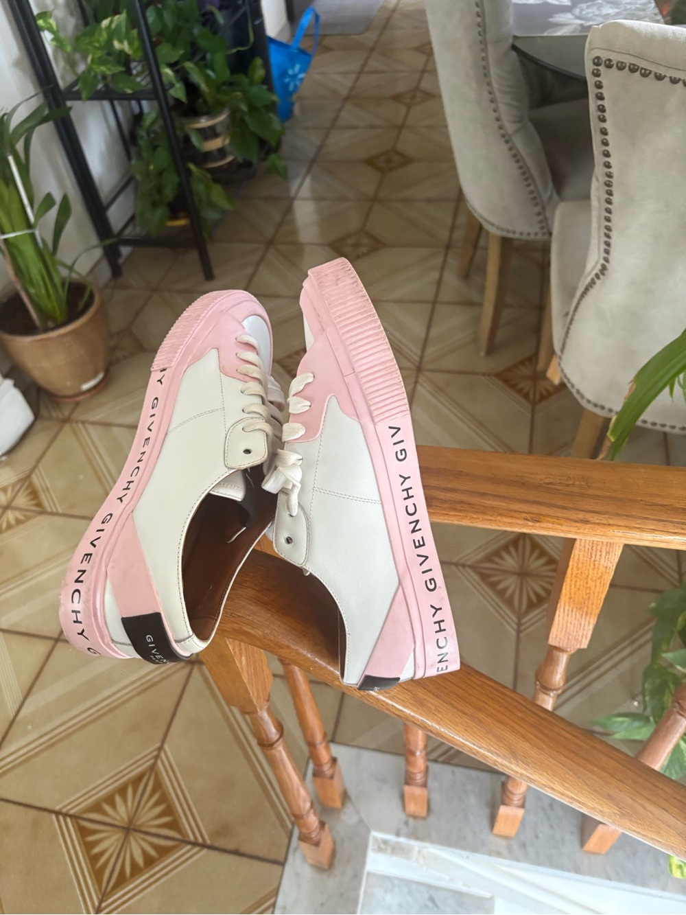 Authentic Givenchy Pink and White Leather Low-Top Sneakers - Picture 8 of 8
